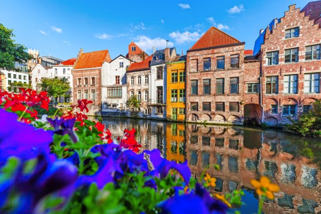 Häuser an einem Kanal in der Altstadt von Gent, Belgien Häuser an einem Kanal in der Altstadt von Gent, Belgien