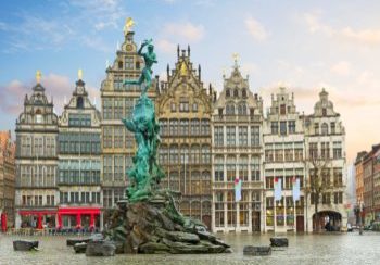 Grote Markt square, Antwerpen medieval Brabo fountain and old guildhalls houses at Grote Markt square, Antwerpen, Belgium