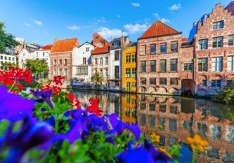 Häuser an einem Kanal in der Altstadt von Gent, Belgien Häuser an einem Kanal in der Altstadt von Gent, Belgien